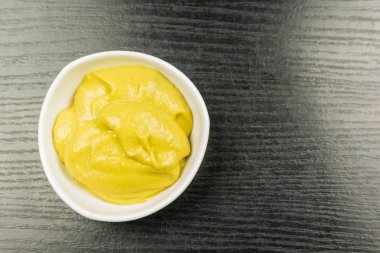 Hardal bir kase. Yukarıdan görüntülemek.