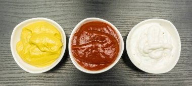 Renkli dips. Sarımsak sos, ketçap ve hardal. Yukarıdan görüntülemek.