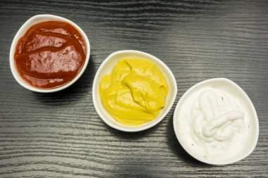 Renkli dips. Sarımsak sosu, hardal ve ketçap.