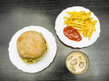 Fast food set - sığır eti hamburger, ketçap ile patates kızartması ve kola buz ile. Yukarıdan görüntülemek.