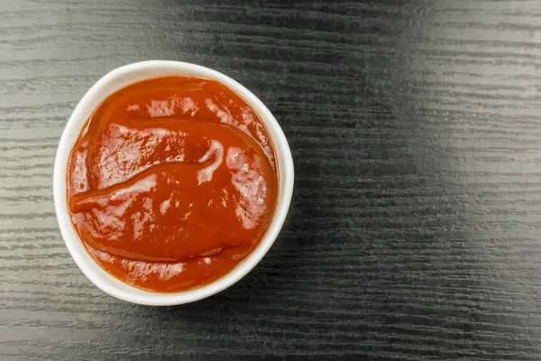 Ketchup en un tazón. Vista desde arriba . —  Fotos de Stock