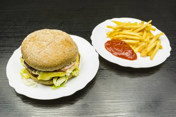 Rychlé občerstvení nebo burger a hranolky s kečupem. — Stock fotografie