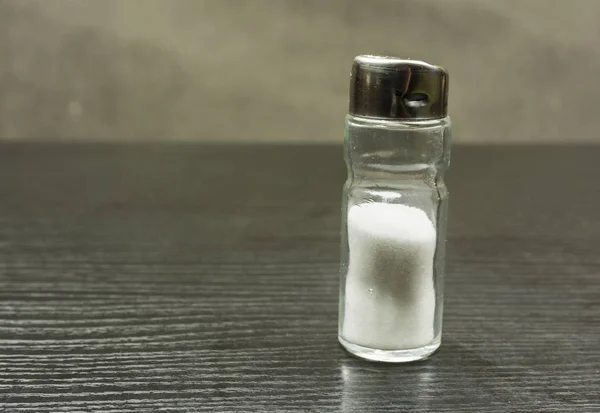 Salt shaker sobre a mesa . — Fotografia de Stock