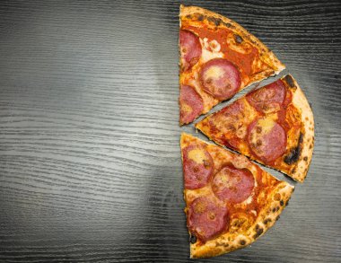 Koyu ahşap arka planda pizza..