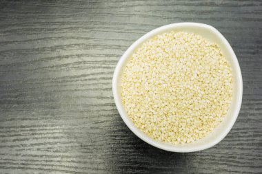 Susam masanın üzerine bir kase. Yukarıdan görüntülemek.