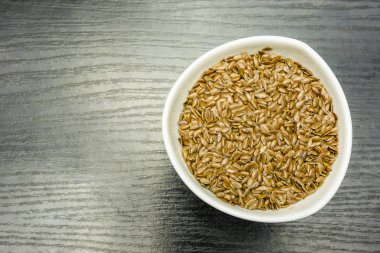 Kahverengi flaxseeds bir kase. Yukarıdan görüntülemek.