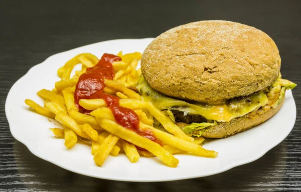 빠른 음식입니다. 쇠고기 햄버거, 감자 튀김 및 케첩 격판덮개. — 스톡 사진