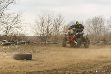 Hızlı dört eğitim üzerinde off-road sürüş.