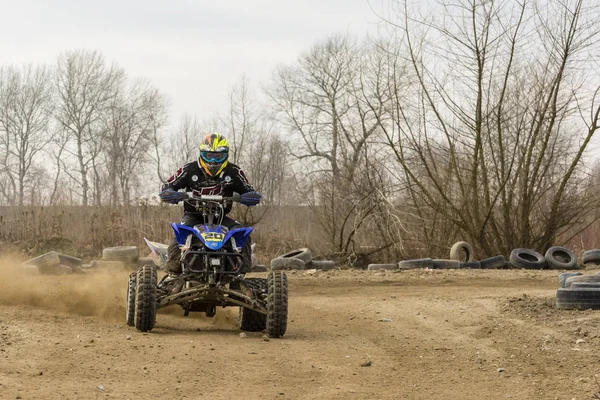 Sonntagsfahrt mit dem Quad im Gelände. — Stockfoto