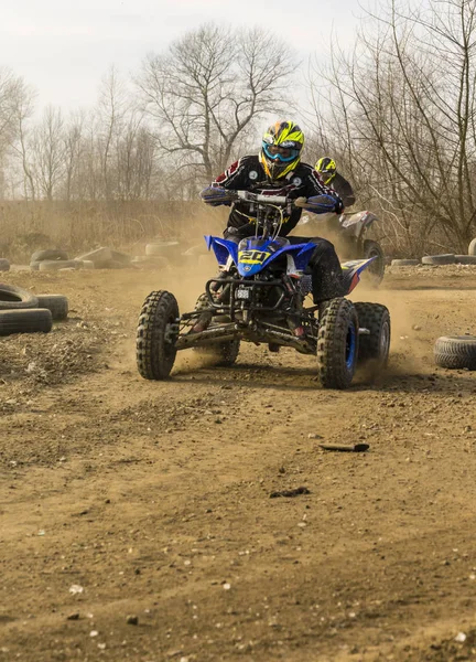 El hombre que monta una bicicleta cuádruple de ocio en el off-road . — Foto de Stock