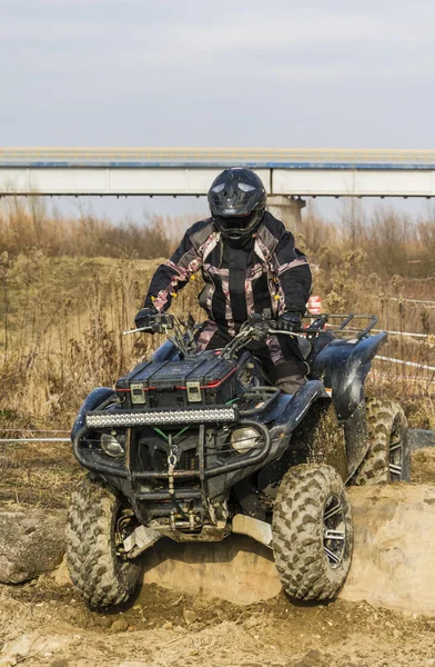 ATV (quad) vezérlőt akcióban. A törzs akadály leküzdése. — Stock Fotó