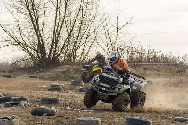 Le conducteur de VTT équilibre sur deux roues dans un virage . — Photo