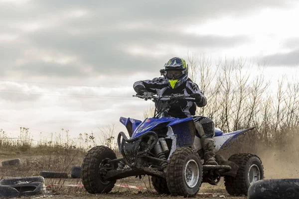 An ATV rider in a helmet and protective clothing. — Stock Photo, Image