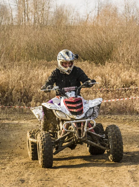 A lenyugvó nap sugaraiban quad bike vezető. — Stock Fotó