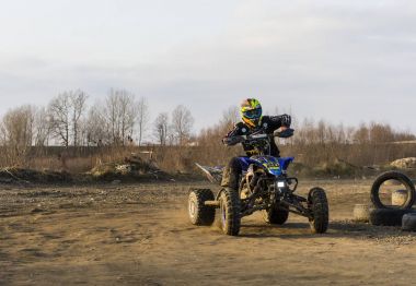 Bir çift üzerinde off-road Bisiklete binmek.