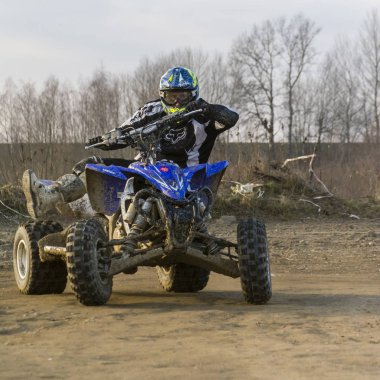 Bir viraj sürüş sırasında dört kiralama vücudunda Atv sürücüsü bakiyeleri.