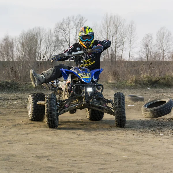 O motorista ATV equilibra seu corpo em uma moto quad enquanto dirige . — Fotografia de Stock