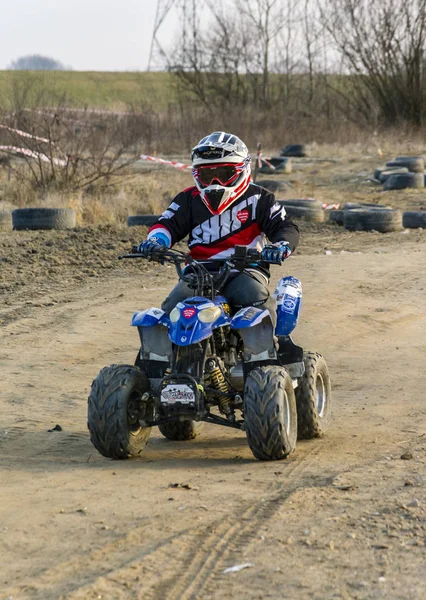 A young driver trains a ride on a small quad. — Stock Photo, Image