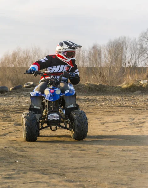 Young adept steering training a ride on a small quad. — Stock Photo, Image