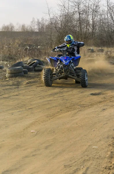 Hombre durante un entrenamiento quad paseo en bicicleta . — Foto de Stock