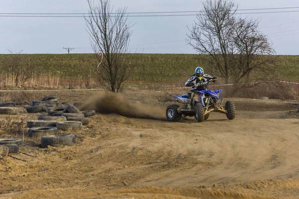 ATV rider crea una gran nube de polvo y escombros en el día . — Foto de Stock