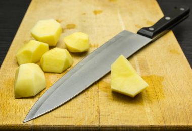 Kesim için hazırlanan soyulmuş ham patates.