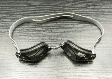 Arena marka - ahşap olarak yüzme için gözlük.