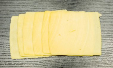 Sarı peynir dilimleri.