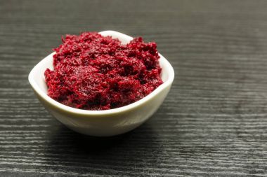 Bir kâse rendelenmiş pancar horseradish ile.