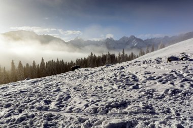 Kışın harika dağ manzarası.
