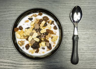 Kavrulmuş fıstık, çikolata ve süt ile kuru üzüm müsli. Yukarıdan görüntülemek.