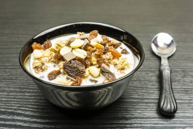 Fıstık, çikolata ve süt ile kuru üzüm ile kavrulmuş müsli.