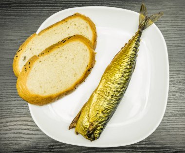 Beyaz altın deri ve ekmek dilimleri ile füme uskumru plakalı.