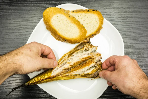 Preparando-se para comer cavala defumada em um prato com fatias de pão . — Fotografia de Stock