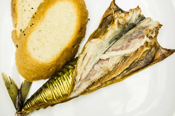 Close-up de um prato de cavala fumada preparado para comer e duas fatias de pão . — Fotografia de Stock