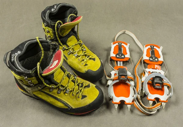 As botas de passeio de montanha de apresentação e crampons semiautomáticos . — Fotografia de Stock