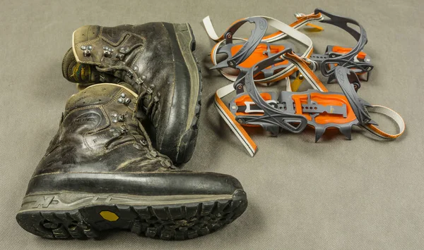 As botas de caminhada de apresentação e crampons de encadernação clássicos . — Fotografia de Stock