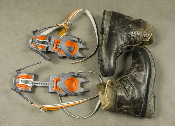 Las botas de senderismo de presentación (Meindl Engadin) y los crampones de fijación clásicos (Climbing technology Nuptse). Vista desde arriba . — Foto de Stock