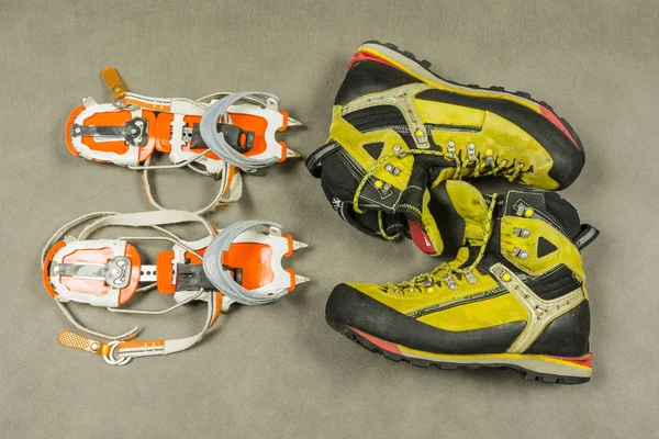 Las botas de montaña de presentación (Salewa Condor) y los crampones semiautomáticos (Climbing technology Nuptse). Vista desde arriba . — Foto de Stock