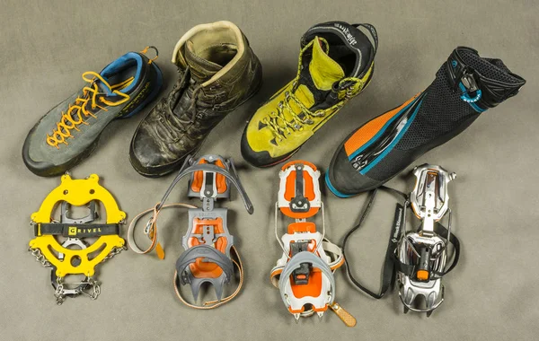 Presentation of various types of crampons and appropriate types of shoes (boots) with patterned fastening. View from above. — Stock Photo, Image