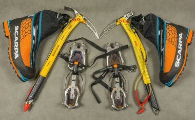 Bir uzun yürüyüşe çıkan kimse ya da tırmanıcı kış Treklerimiz sırasında dağcılık Ayakkabı ve ekipmanları kişisel.