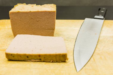 Bir ahşap tahta üzerinde pişmiş pate.