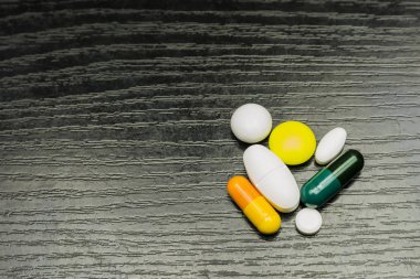 Farklı renkli ve farklı şekilli tabletleri çeşitli hastalıklar için.