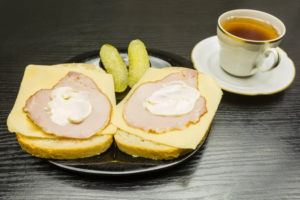 Sandwiches met ham, kaas en mayonaise. — Stockfoto