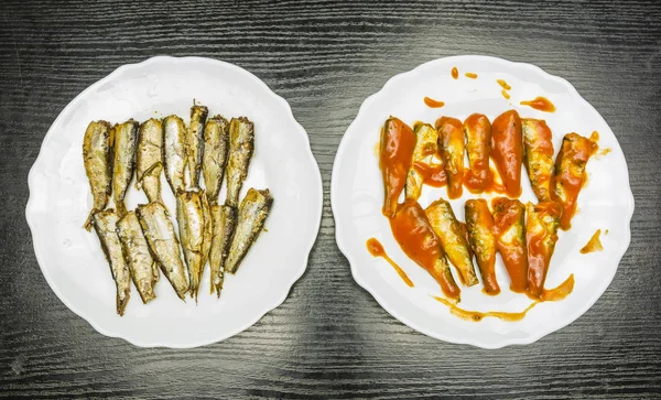 Pratos com espadilhas defumadas com óleo e molho de tomate. Vista de cima . — Fotografia de Stock