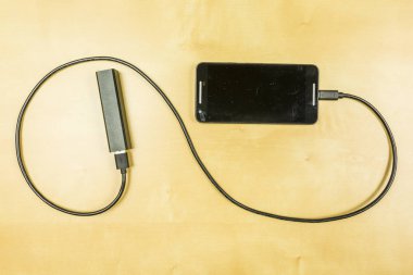 Bir akıllı telefon (Lg Google Nexus 5 şarj Powerbank).