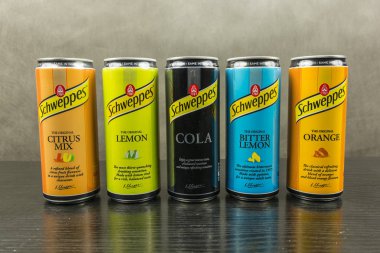 Gazlı içecekler Schweppes tarafından yapılan farklı tatlar ile farklı renkli kutular.