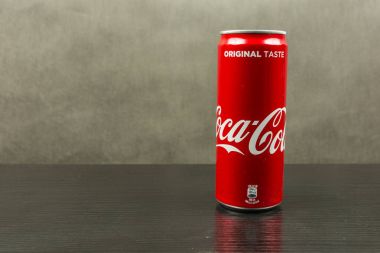 Coca-Cola cherry karanlık bir arka plan üzerinde konservesi.
