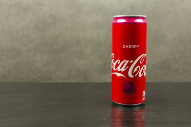 Karanlık bir arka plan üzerinde özgün tadı Coca-Cola konservesi.