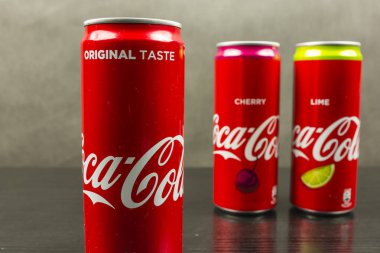 Kireç ve kiraz tadı ile Coca-Cola, özgün tadı arka planda bir kutu kutu.